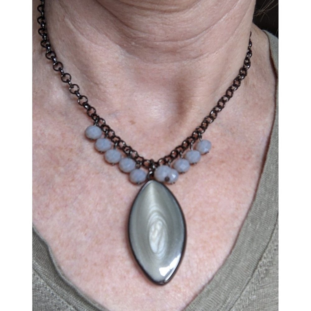 CHARMING CHARLIE *MODIFIED* Necklace w/ Grey Agate Slice Pendant 16" + 3.5" ext.